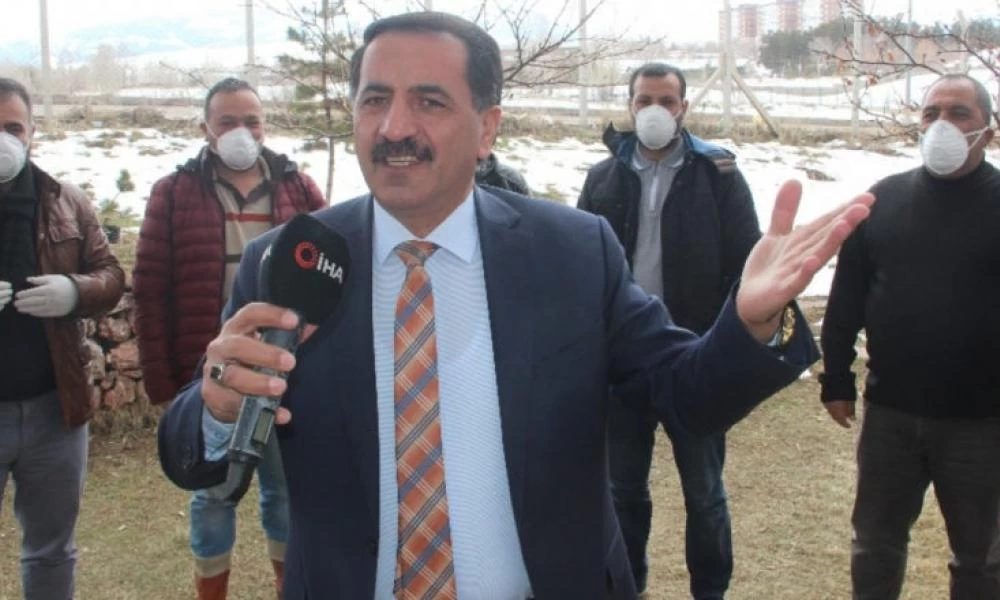 Τούρκος μουσικός "ειρωνεύεται" τραγουδώντας "Κορωνοϊέ χτύπα την Ελλάδα!"